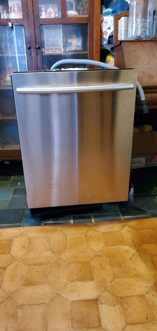 New (never connected) Samsung Dishwasher with Storm Wash