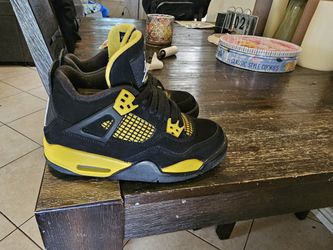 Air Jordan 4 Retro (Thunders) Youth.