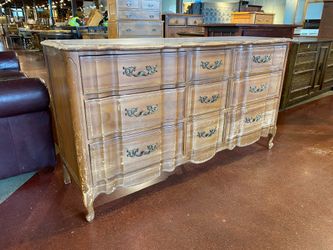 CALDWELL Vintage French Provincial Curved 9-Drawer Dresser