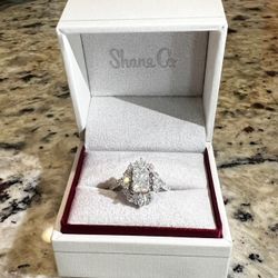 Gorgeous Engagement Ring - Excellent Condition 