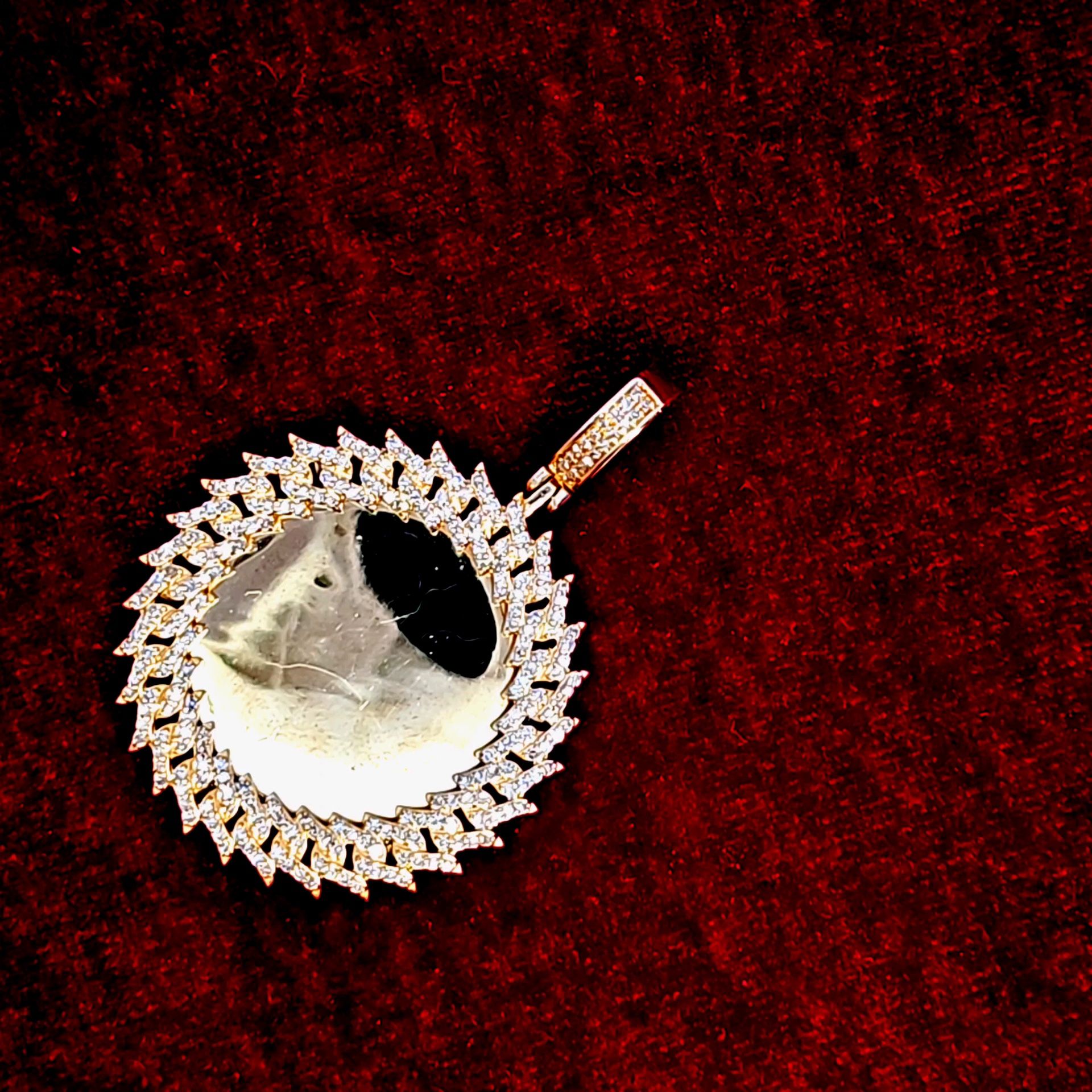 Elegant Diamond-Studded Memory Pendant 10K Yellow Gold 1.25ctw Diamond