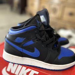 Air Jordan 1 Mid ‘Black Hyper Royal’