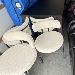 Mobili Dining Room Table