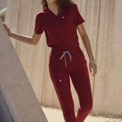 Fabletics Method 2-Pocket Scrub Top & On-Call Scrub Jogger