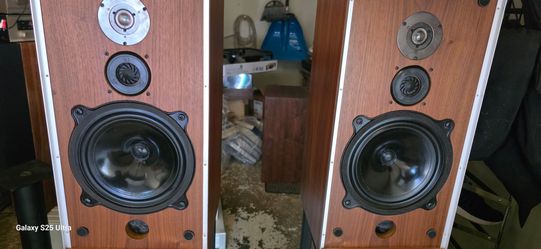 B&w DM4 Pair Speakers.