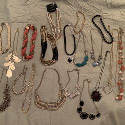  Necklace Group Of 21 Necklaces