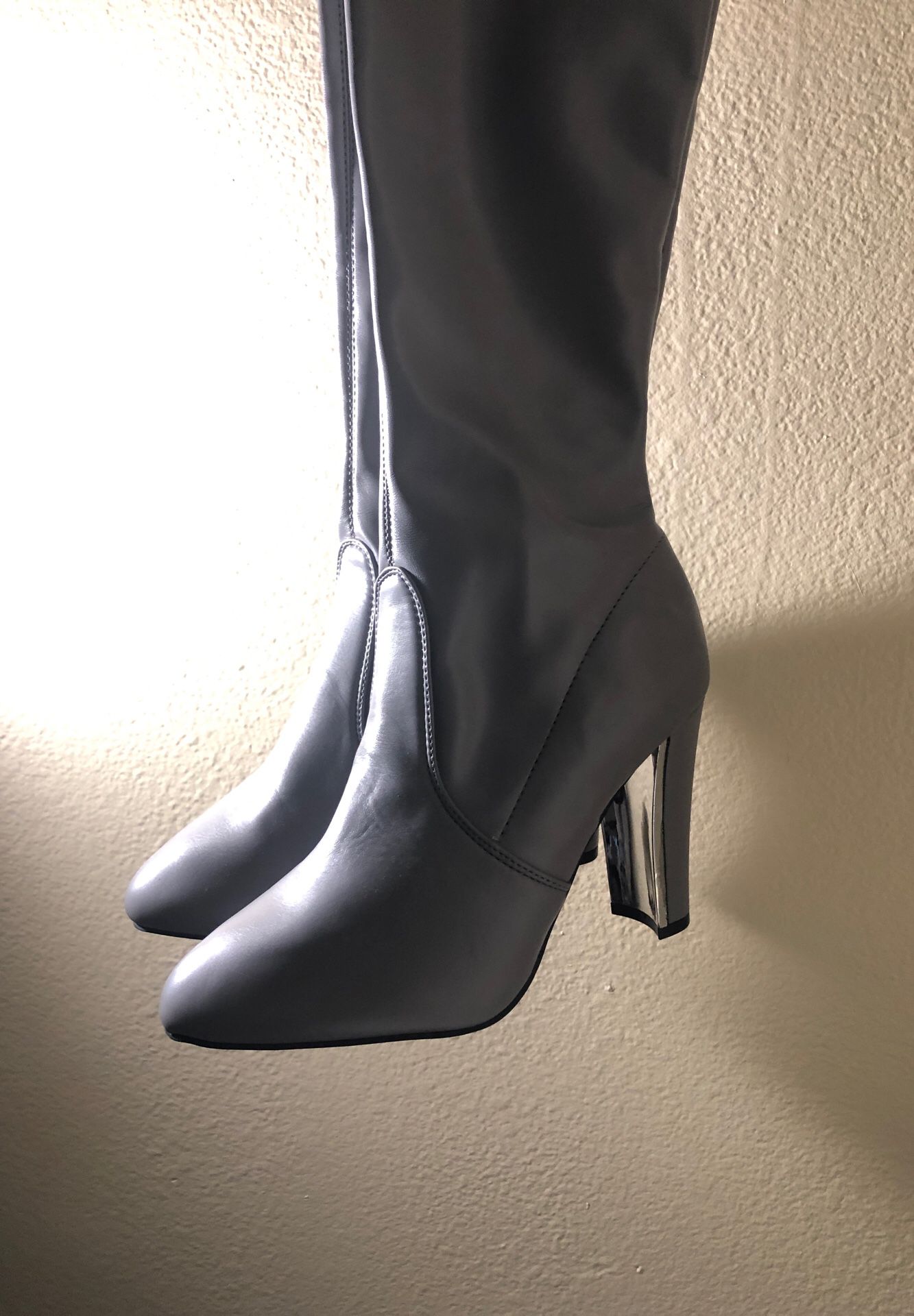 Gray high thighs boot heel