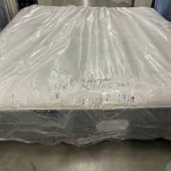 King Size Beautyrest Mattress And Box