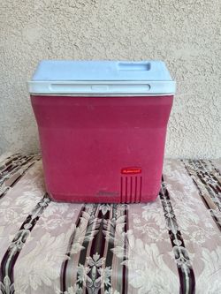 Rubbermaid Cooler.