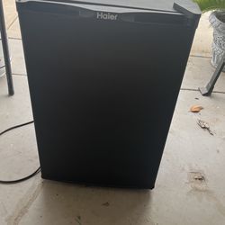 Haier 4.6 Cu Mini Fridge/freezer 