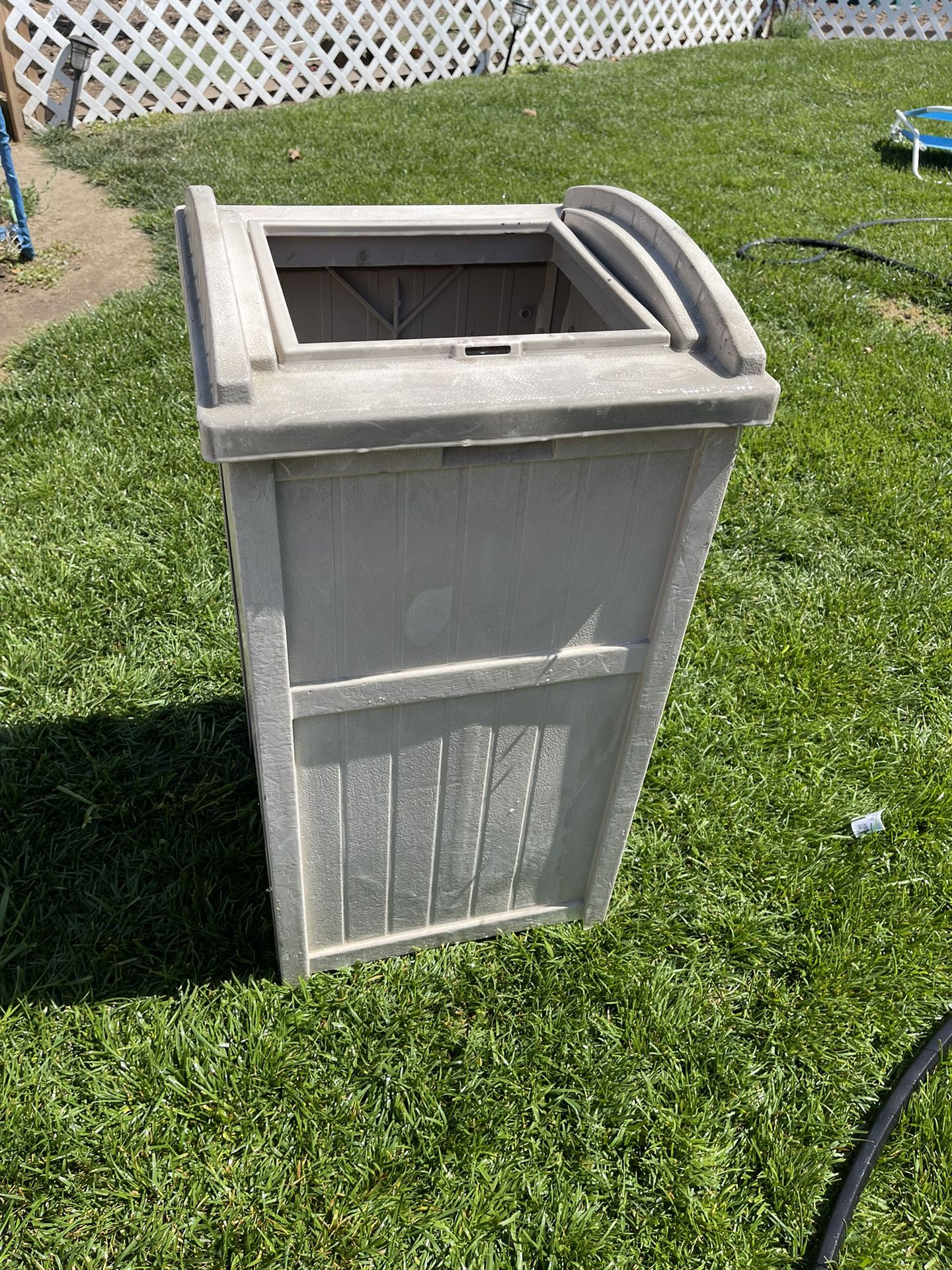 Outdoor Trash Can 