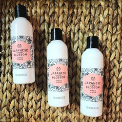 THE BODY SHOP Japanese Cherry Blossom Shower Gel 