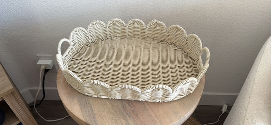 Scalloped Woven Serving Tray