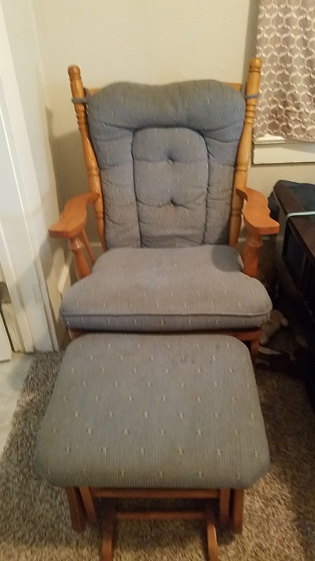 Rocking chair w/ matching ottoman in excellent condition