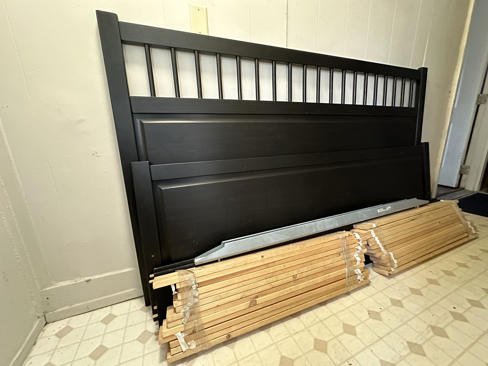 Ebony King-Size Svärta Bed Frame $180