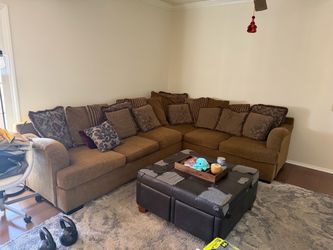Large Brown Sectional Couch w/ Throw Pillows – Very Comfortable