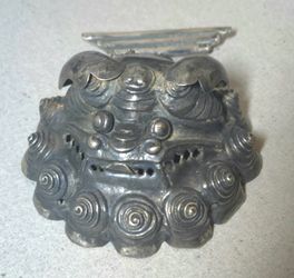 Vintage Chinese Foo Dog broche Amulet Silver marked, 2.25" long/wide, 1.5" tall