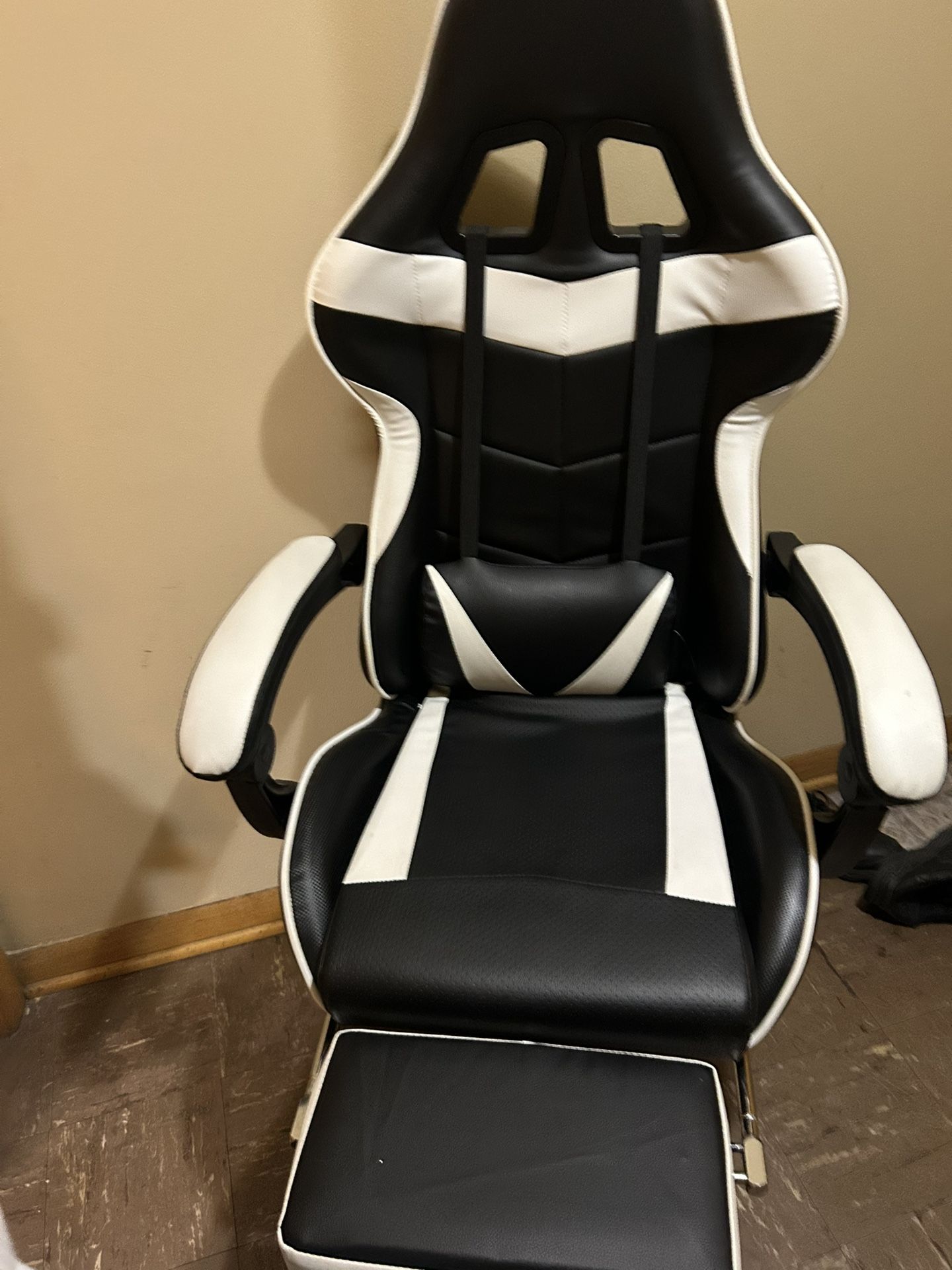 Racing-Style Gaming Chair w/ Recline & Footrest – Excellent Condition