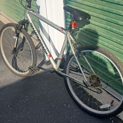 DIAMONDBACK OUTLOOK 7 SPEEDS USED FEW WEEKS 