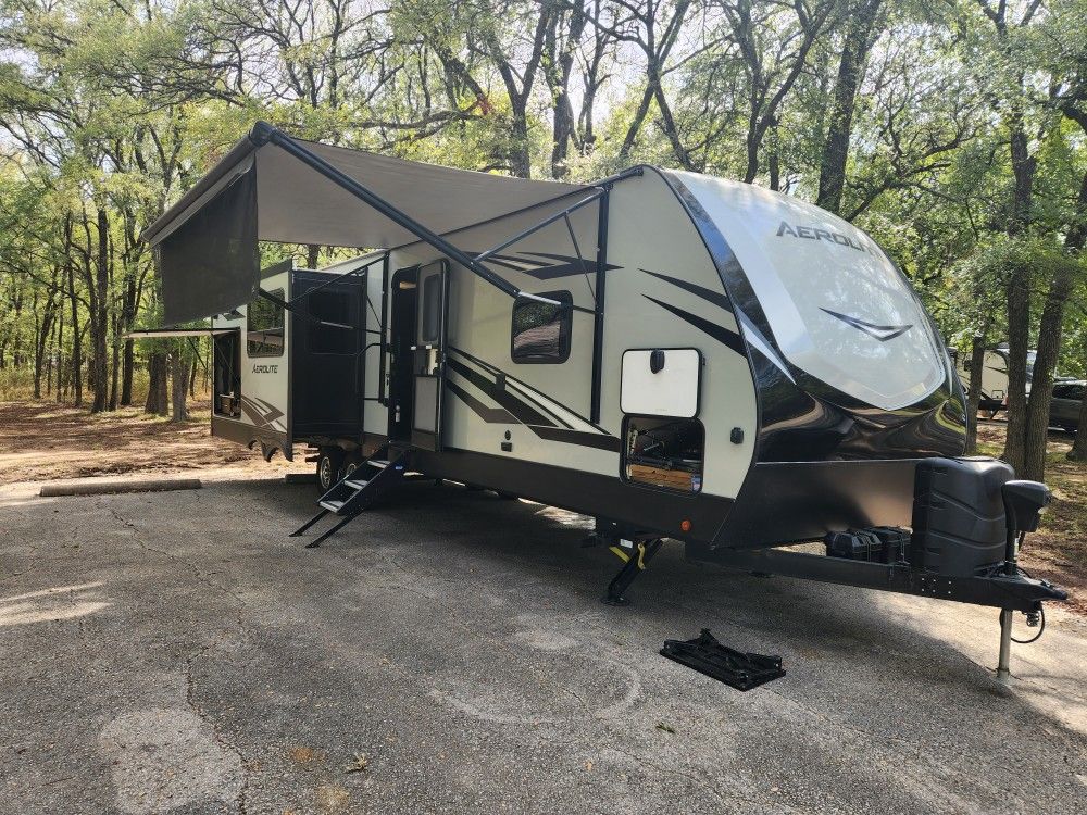 2019 Dutchmen Aerolite 3303rl With Auto level. for Sale in Arlington ...