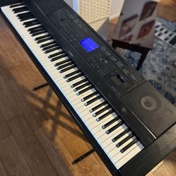 Yamaha DGX660 Portable Keyboard electric piano