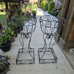 Tall Metal Plant Stands. Clay Pots, Planters $45 Cada Una