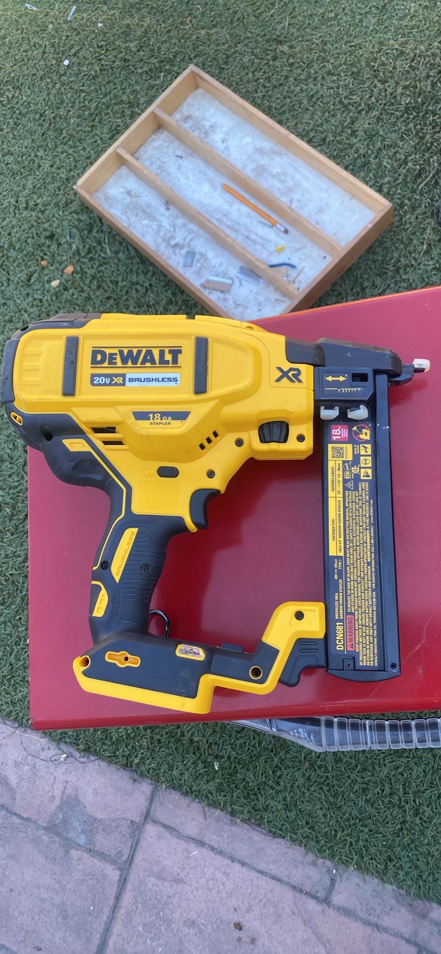 dewalt 18ga narrow crown stapler (no battery just tool)