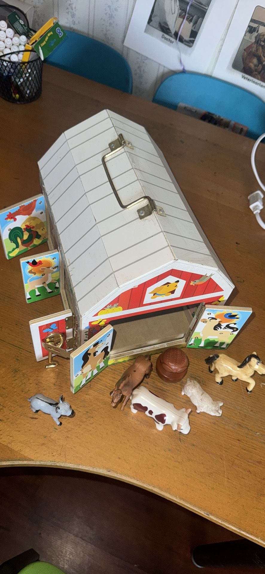Beautiful Animal Barn For Kids Easy To Carry Everywhere