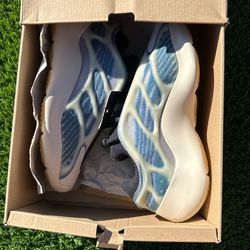Yeezy 700 Kyanite Size 5.5
