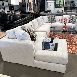 Beautiful Light Gray Sectional 🤍🤍 Easy Financing Available ‼️
