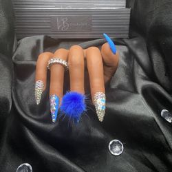 TREASURE (DARK BLUE POM POM)