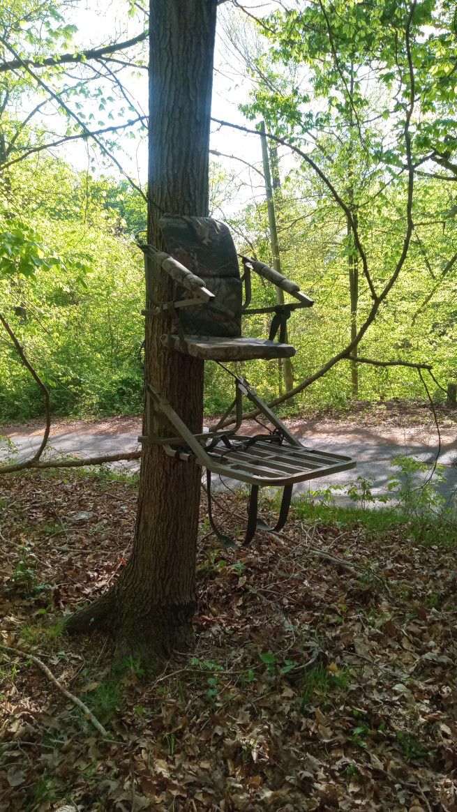 Summit Tree Stand In GREAT CONDITION 