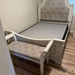 Queen Set Realyn Collection 