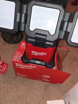 Milwaukee M18 Triple Panel Flood Light 2368-20