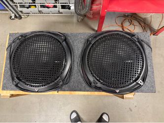 2 Rockford Fosgate 12 inch subs and box