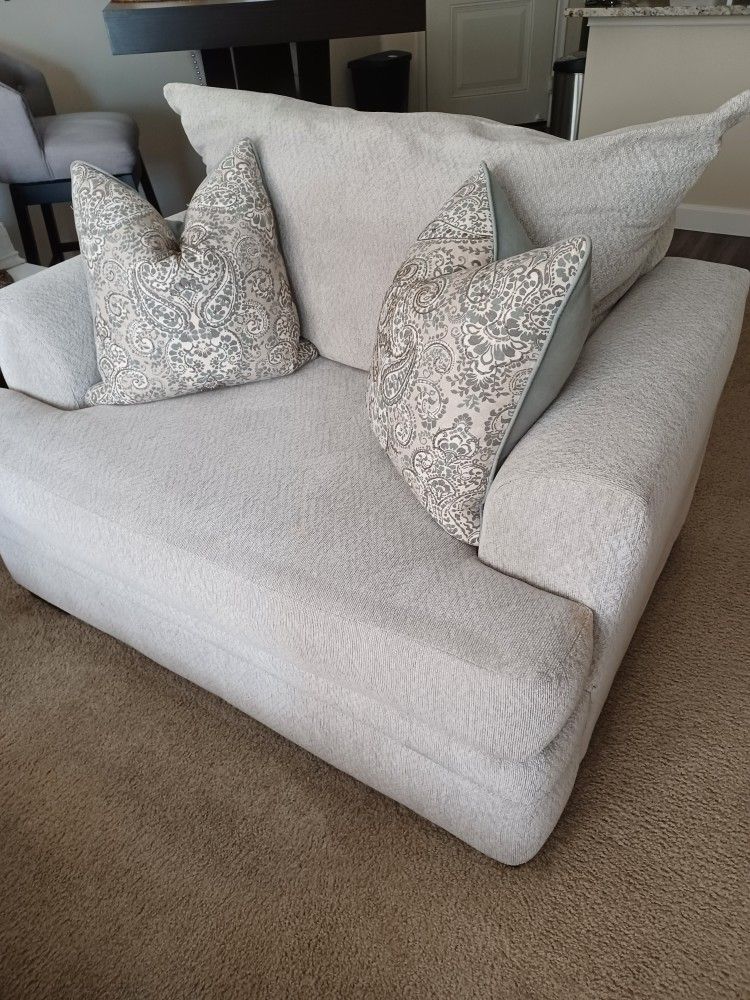 BEAUTIFUL LOVE SEAT 💕💕