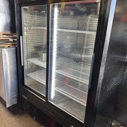 Glass door refrigerator