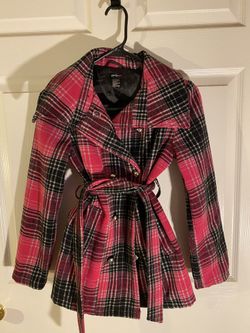 Girls size 10/12 hot pink and black pea 🧥. Hardly worn. Looks new.