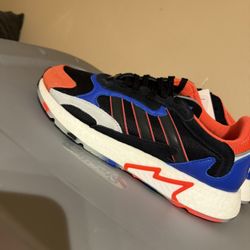 New Men’s Adidas Sneakers Shoe 9.5 Men’s 