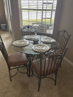 Nice Table And Island High Chairs