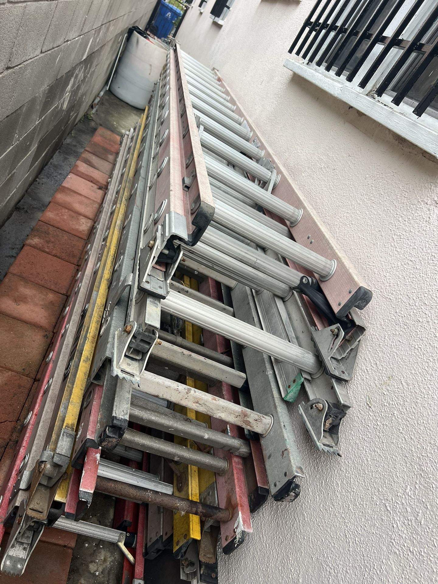 Escaleras de 24 pies de fibra de vidrio y de aluminio tengo muchas $220 cada una perfectas condicion