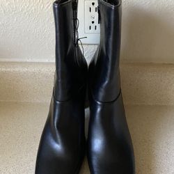 Black Boots with Heels And Zip Up Inside 