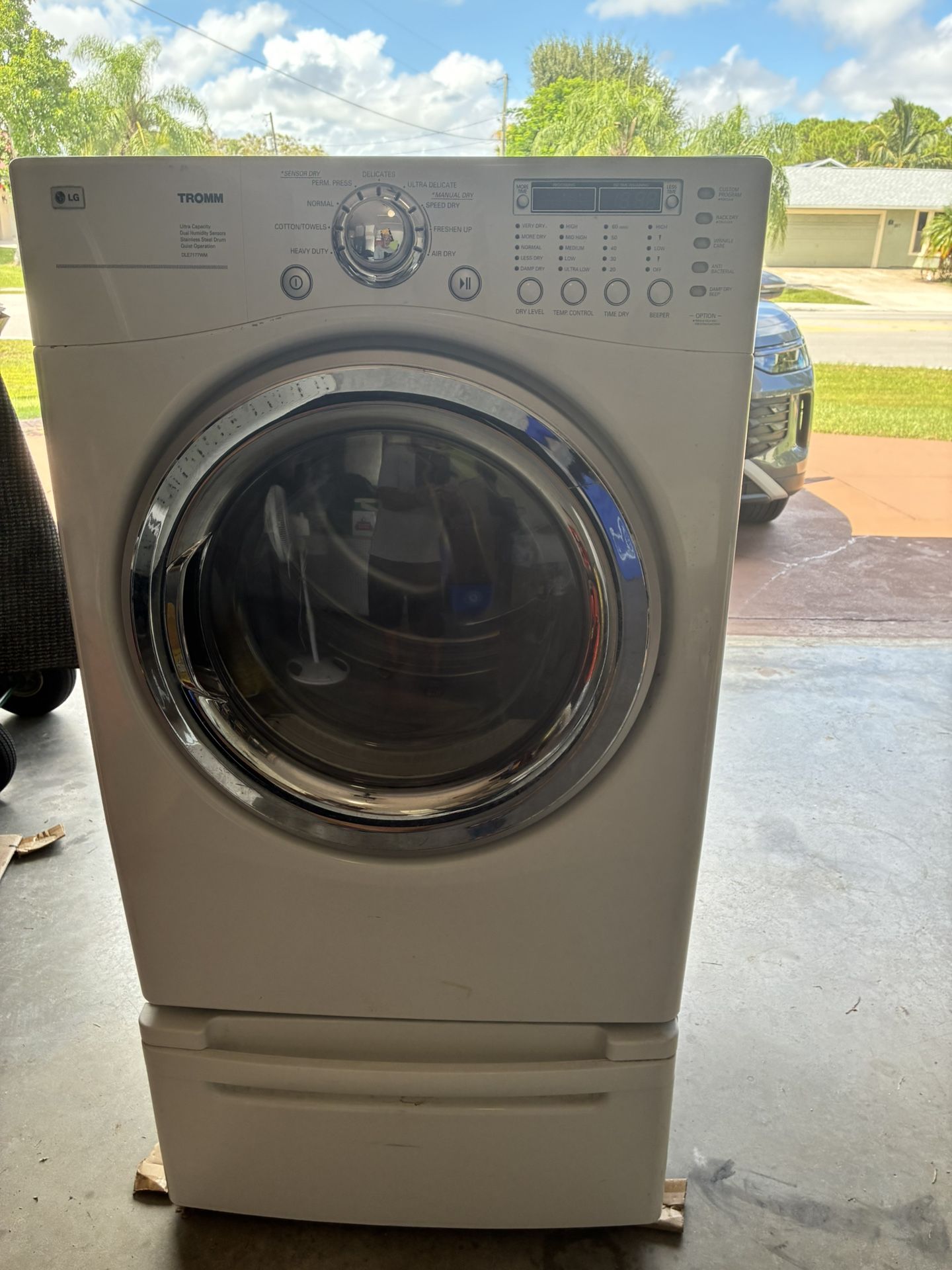 LG TROMM Electric  Dryer  white