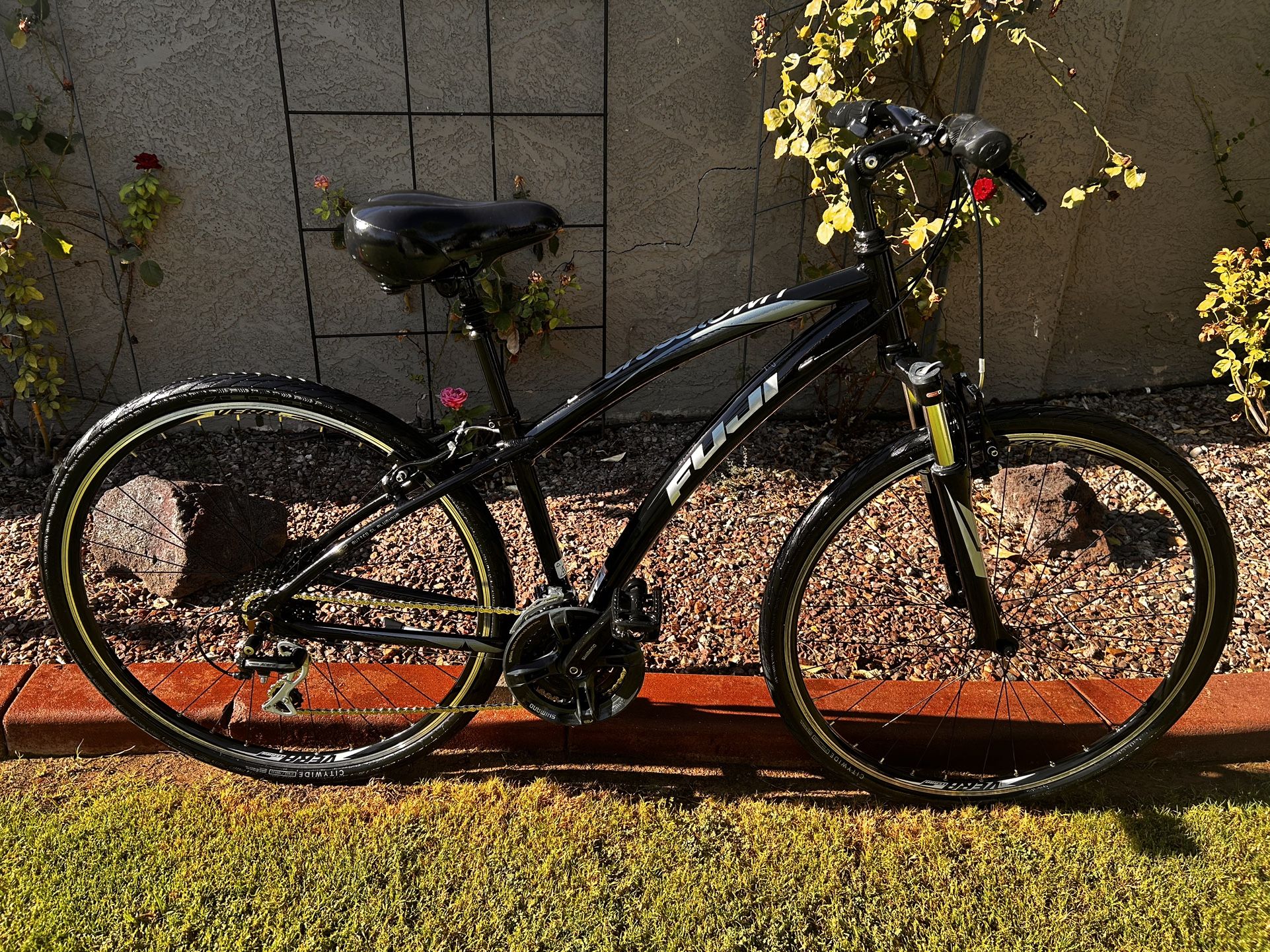 FUJI Crosstown 2.1 Hybrid-Comfort Bike, 24-speed, Small Frame, 700c Wheels, FULL Tune-up - Like NEW!