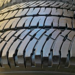 Bendo  2 Llantas  Michelin  Lt 275 70 18  Para Carga 90 Por Siento  DE  Vida  En  Perfetas  Condiciones  No  Parches 