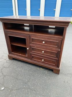 Traditional style TV entertainment stand 47” w