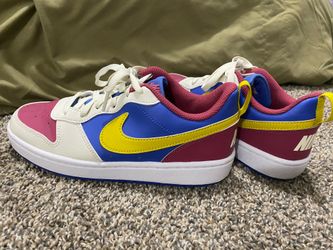 Nike shoes size 5.5 Y (fits size 7 women)