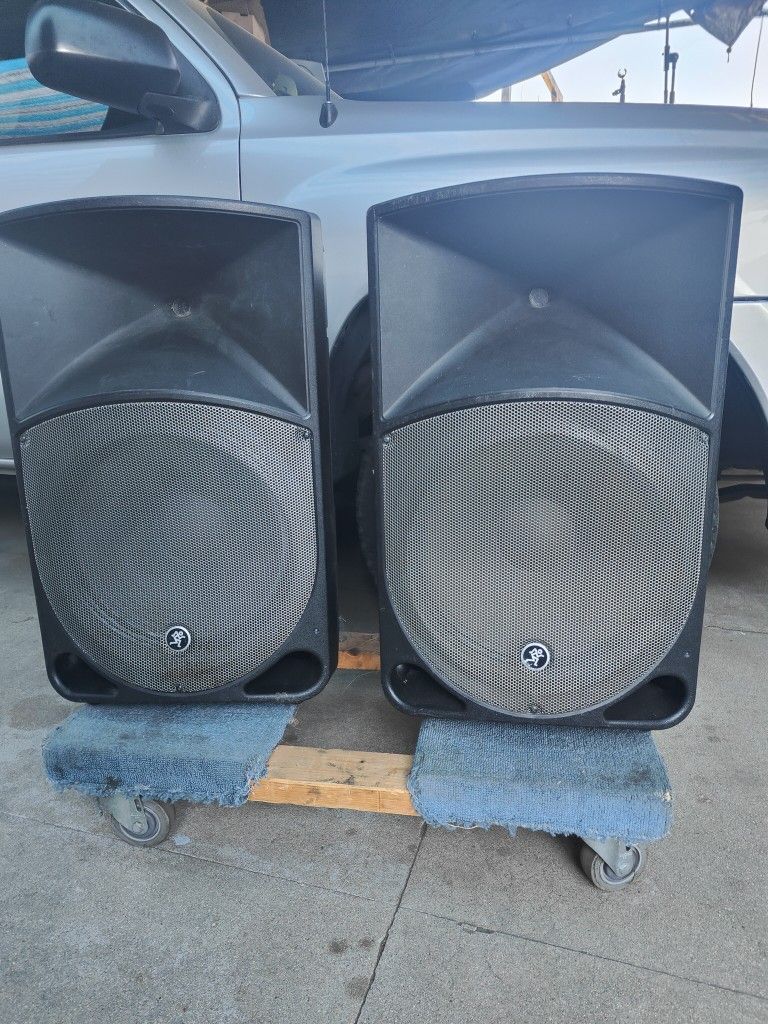 Mackie Thump TH-15A Powered DJ Speakers