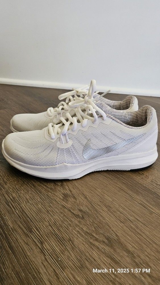 Woman's Nike Shoes (Size 7)