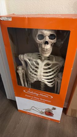 Holiday home pose n stay skeleton decoration